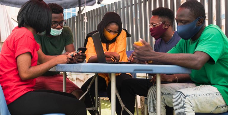 Restitution des fonds spoliés : le rôle des citoyens et des institutions